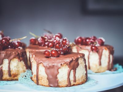 choc berry cakes